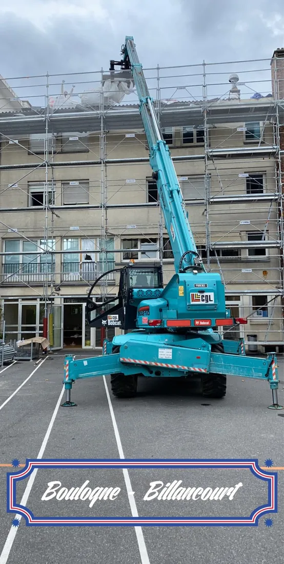 Chantier de désamiantage de toiture avec grue télescopique à Boulogne-Billancourt