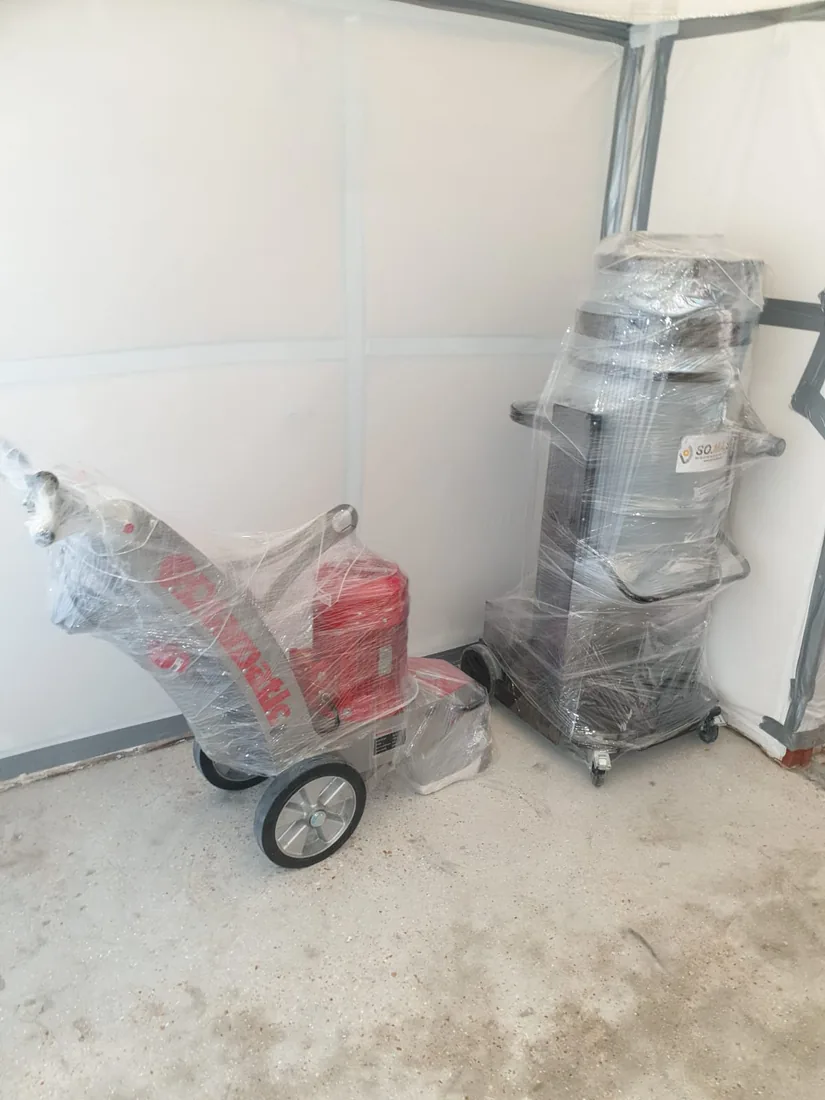 Ponceuse et aspirateur de chantier protégés sous confinement C2DG