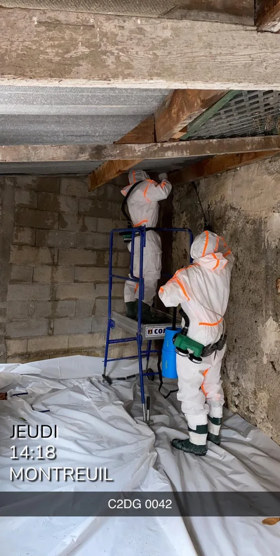 Opérateurs C2DG en combinaison traitant un plafond amianté à Montreuil