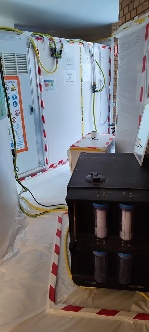 Sas de décontamination avec extracteur d'air et signalétique amiante, chantier C2DG à Romainville